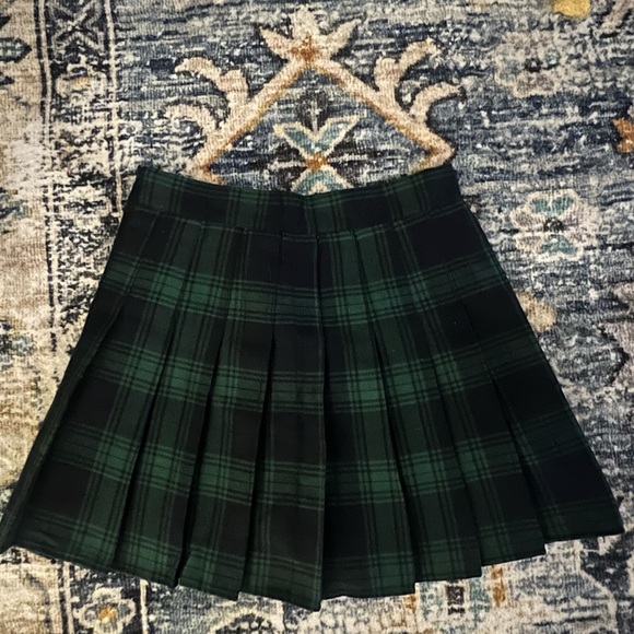 Green and Black pleated skirt - Picture 2 of 4